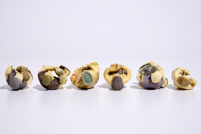 Een lot van zes polychrome Japanse ivoren netsuke, Taisho, 2e kwart 20e eeuw, gesigneerd
