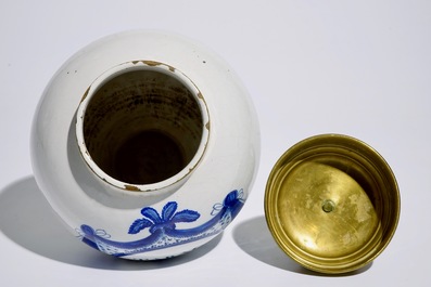 Een blauw-witte Brusselse tabakspot met koperen deksel, 18e eeuw