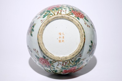 Un grand vase de forme hu aux oiseaux parmi fleurs en porcelaine de Chine famille rose, marque de Qianlong, 19&egrave;me