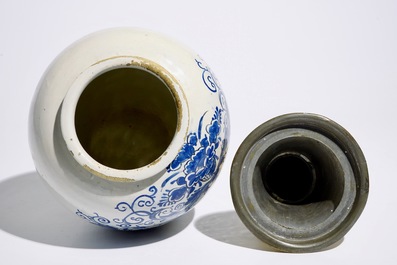 Een blauw-witte Delftse tabakspot met koperen deksel, 18e eeuw
