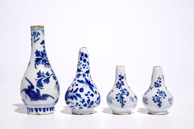 Quatre vases miniatures en fa&iuml;ence de Delft bleu et blanc, 17/18&egrave;me