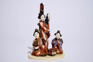 Un okimono en ivoire polychrome figurant des femmes offrant un cadeau, Japon, Meiji, d&eacute;but du 20&egrave;me
