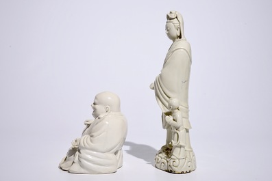 Un mod&egrave;le d'une Guanyin avec enfant et un Bouddha en blanc de Chine de Dehua, 18/19&egrave;me