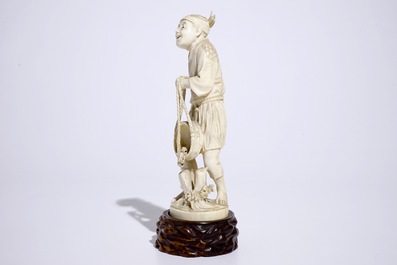 Un okimono en ivoire figurant un p&ecirc;cheur sur socle en bois, Japon, Meiji, 19&egrave;me, sign&eacute;