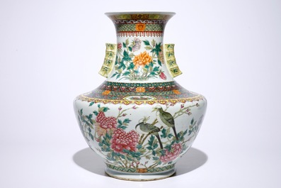 Un grand vase de forme hu aux oiseaux parmi fleurs en porcelaine de Chine famille rose, marque de Qianlong, 19&egrave;me