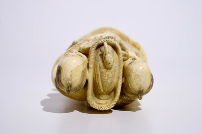 Un okimono en ivoire figurant des attrapeurs d'oiseaux, Japon, Meiji, d&eacute;but du 20&egrave;me, sign&eacute;