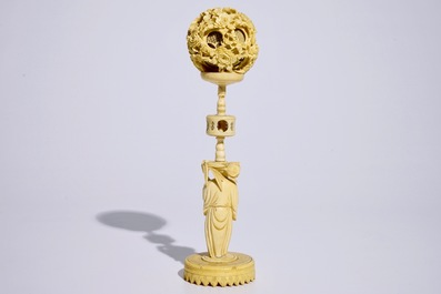 Une boule de Canton sur socle en ivoire sculpt&eacute;, Chine, 19&egrave;me