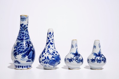 Quatre vases miniatures en fa&iuml;ence de Delft bleu et blanc, 17/18&egrave;me