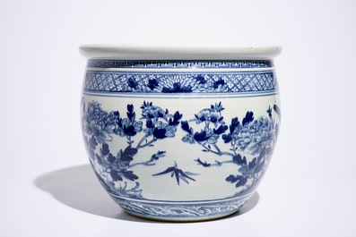 Un acquarium en porcelaine de Chine bleu et blanc aux oiseaux parmi fleurs, 19&egrave;me
