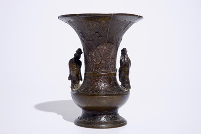 Een Chinese bronzen vaas met uitzonderlijk reli&euml;fdecor, 19e eeuw