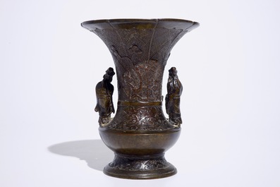 Un vase en bronze &agrave; figures appliqu&eacute;es, Chine, 19&egrave;me