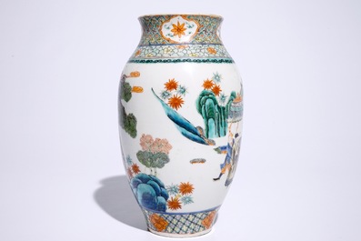 Een Chinese famille verte kogelvormige vaas met krijgers, 19e eeuw