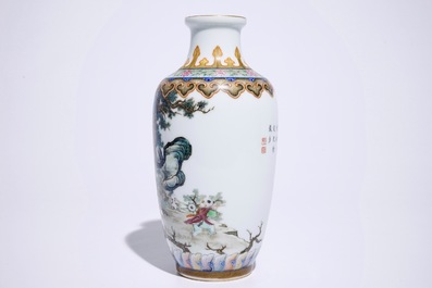 Een fijne Chinese famille rose vaas met figuren in een landschap, 20e eeuw