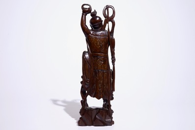 Een grote Chinese ingelegde houten figuur, 19/20e eeuw