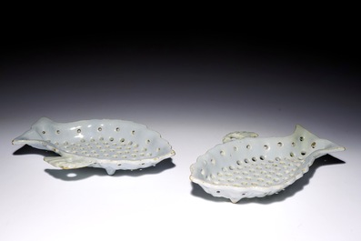 Une paire d'&eacute;gouttoirs en forme de poisson en fa&iuml;ence de Delft blanc monochrome, 18&egrave;me