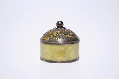 Een Chinees dekseldoosje in jade en ge&euml;mailleerd zilver, ca. 1900