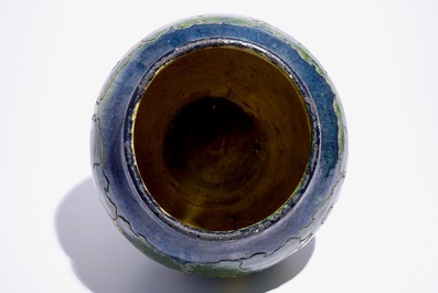 Un grand vase en poterie flamande &agrave; d&eacute;cor de figures, prob. Laigneil, Courtrai, d&eacute;but du 20&egrave;me