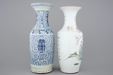 Een grote Chinese famille rose vaas en een blauw-witte vaas, 19/20e eeuw