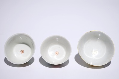 Drie Chinese famille rose koppen en schotels, w.o. &eacute;&eacute;n met mandarijns decor, Yongzheng/Qianlong