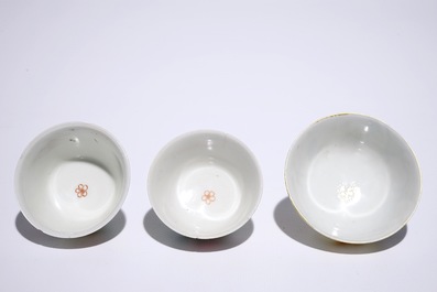 Trois tasses et soucoupes en porcelaine de Chine famille rose, Yongzheng/Qianlong