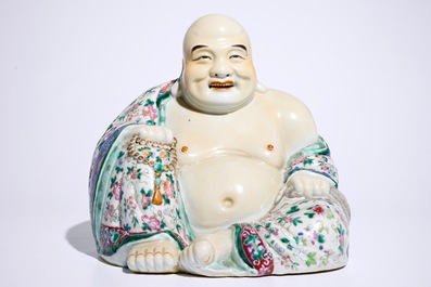 Un grand mod&egrave;le de Bouddha en porcelaine de Chine famille rose, 19/20&egrave;me