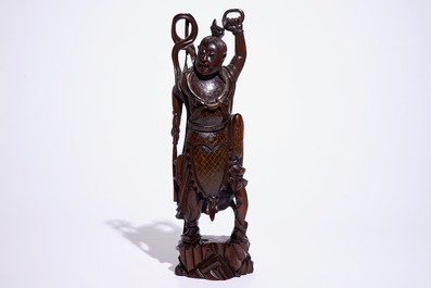 Een grote Chinese ingelegde houten figuur, 19/20e eeuw