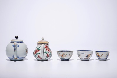 Une th&eacute;i&egrave;re et trois tasses en porcelaine de Chine famille verte, Kangxi et une th&eacute;i&egrave;re famille rose, Yongzheng