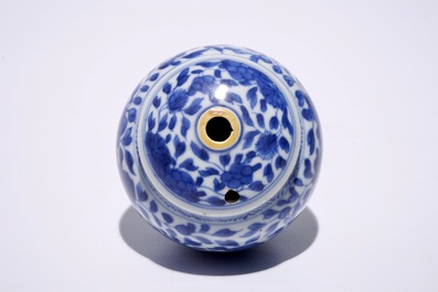 Un base de narguil&eacute; en porcelaine Chine bleu et blanc pour le march&eacute; islamique, Kangxi