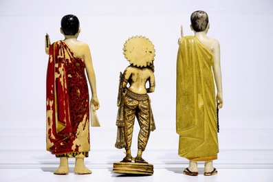 Un mod&egrave;le de Parvati en ivoire sculpt&eacute; et deux servants polychromes, Inde, 18/19&egrave;me