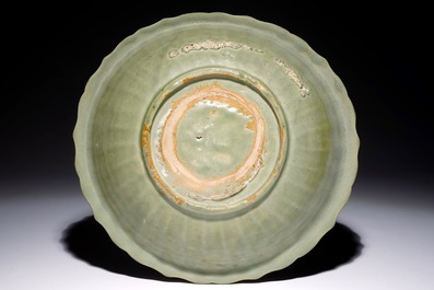 Een Chinese Longquan celadon schotel met onderglazuur decor uit een scheepswrak, Ming