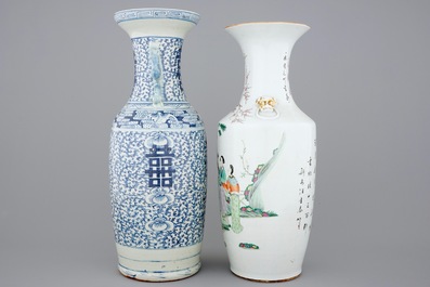 Een grote Chinese famille rose vaas en een blauw-witte vaas, 19/20e eeuw