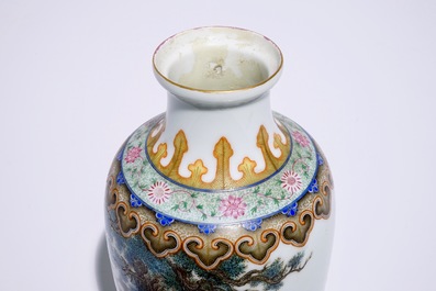 Un vase en porcelaine de Chine famille rose &agrave; d&eacute;cor de figures dans un paysage, 20&egrave;me