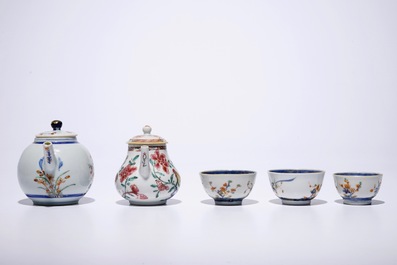 Une th&eacute;i&egrave;re et trois tasses en porcelaine de Chine famille verte, Kangxi et une th&eacute;i&egrave;re famille rose, Yongzheng