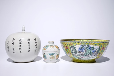 Een lot Chinees famille rose en blauw-wit porselein en een Canton emaille kom, 19/20e eeuw