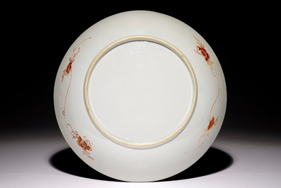 Un plat en porcelaine de Chine d'exportation &agrave; d&eacute;cor &quot;Pompadour&quot;, vers 1745