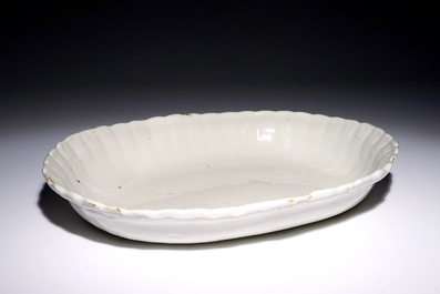 Un grand plat ovale pointu en fa&iuml;ence de Delft blanc monochrome, 18&egrave;me