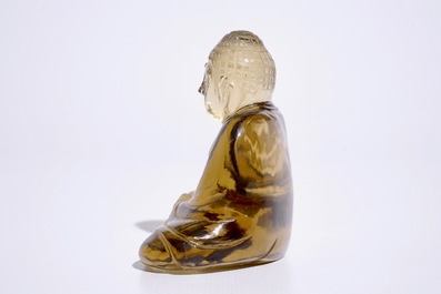 Een Chinees gerookt bergkristallen model van Boeddha, 19/20e eeuw