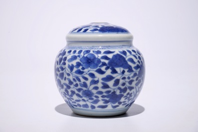 Un base de narguil&eacute; en porcelaine Chine bleu et blanc pour le march&eacute; islamique, Kangxi