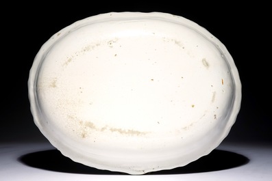 Een grote wit Delftse ovale puntschotel, wellicht een vetvanger, 18e eeuw