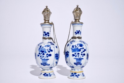 Une paire de vases en porcelaine de Chine bleu et blanc aux montures en argent, Kangxi