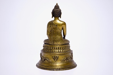 Un mod&egrave;le d'un Bouddha assis sur un trone en bronze dor&eacute;, Nepal ou Tibet, 19/20&egrave;me