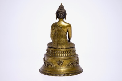 Een verguld bronzen model van Boeddha op een troon, Nepal of Tibet, 19/20e eeuw