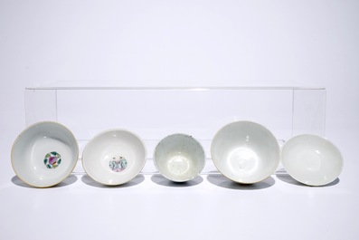 Un lot de quatre bols en porcelaine de Chine famille rose, dont un couvert, 19/20&egrave;me
