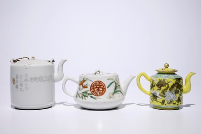 Trois th&eacute;i&egrave;res couvertes en porcelaine de Chine, 19&egrave;me