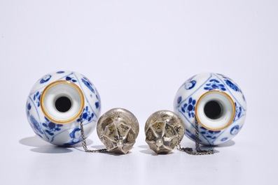 Een paar Chinese blauw-witte vazen met Lange Lijzen, met zilveren montuur, Kangxi