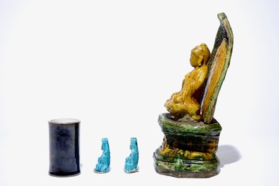 Een Chinese sancai Boeddha op troon, twee turquoise Guanyin figuren en een zwart met vergulde penseelpot, 18/19e eeuw