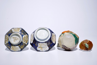 Un bol couvert en porcelaine d'Arita dor&eacute; et bleu et blanc avec une th&eacute;i&egrave;re en biscuit de Banko, Japon, Edo et Meiji, 17/19&egrave;me