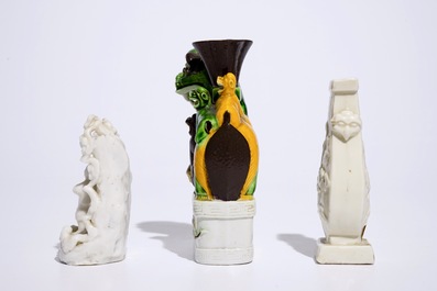 Un vase et un groupe en blanc de Chine de Dehua et un br&ucirc;le-encens en forme de lion bouddhiste, Chine, 18/19&egrave;me