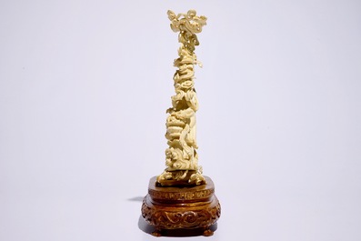 Un groupe en ivoire sculpt&eacute; de Lan Cai He avec un servant, d&eacute;but du 20&egrave;me