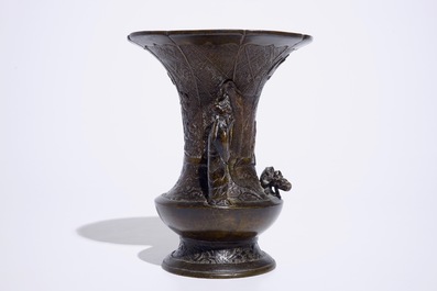 Un vase en bronze &agrave; figures appliqu&eacute;es, Chine, 19&egrave;me